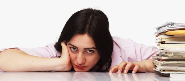 Trött och utmattad kvinna som arbetar med dokument (psychologica — Stockfoto