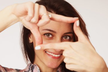 Kadın çerçeve parmak işareti