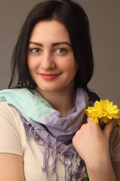 Retrato atraente mulher segurando flores — Fotografia de Stock