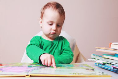 küçük bebek kız (geliştirme, eğitim bir kitap okuma)