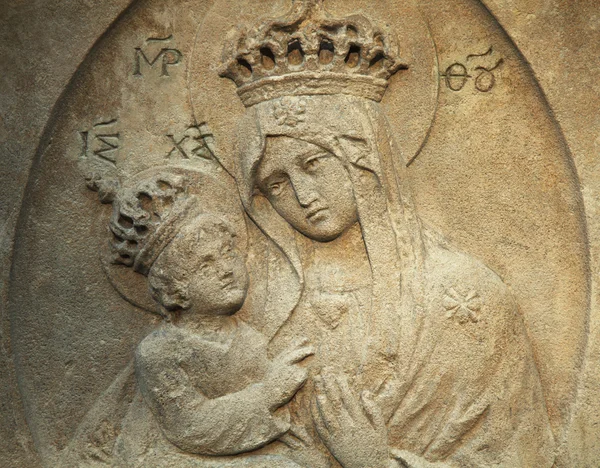 Estatua de la Virgen María con el niño Jesucristo en sus brazos — Foto de Stock