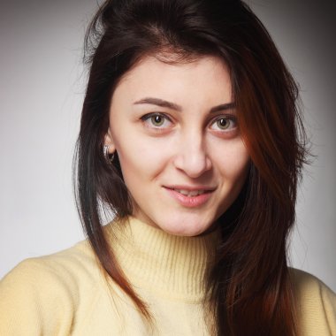 genç güzel kadın kendini saç modeli yapma