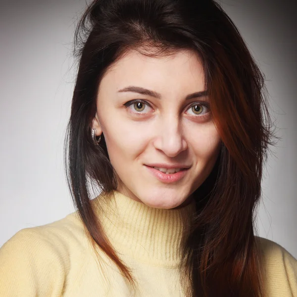 genç güzel kadın kendini saç modeli yapma