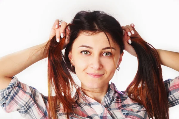 Joven hermosa mujer haciendo a sí misma peinado — Foto de Stock