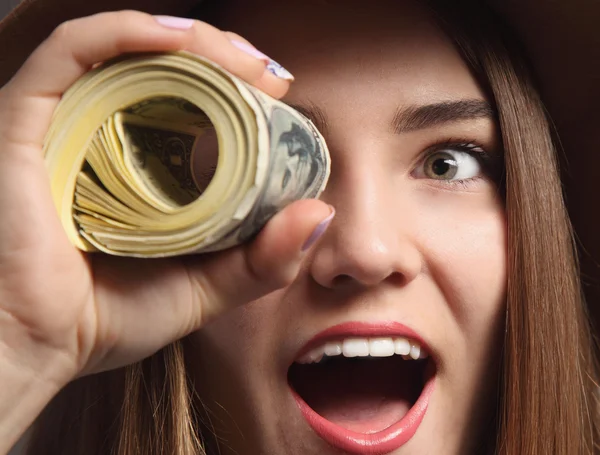 Κόσμο μέσω χρήματα (πορτρέτο ενός νεαρού κοριτσιού με δολάρια) — Φωτογραφία Αρχείου