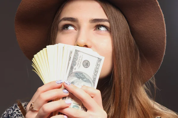 Κόσμο μέσω χρήματα (πορτρέτο μιας νεαρής γυναίκας με δολάρια) — Φωτογραφία Αρχείου
