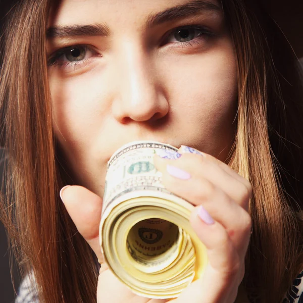 Monde à travers l'argent (portrait d'une jeune fille avec des dollars ) — Photo