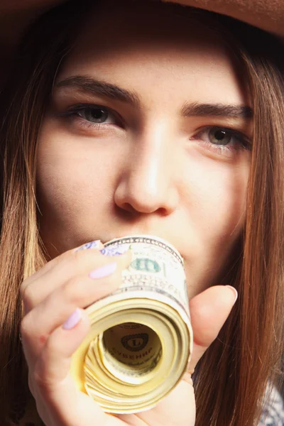 Wereld door middel van geld (portret van een jong meisje met dollars) — Stockfoto