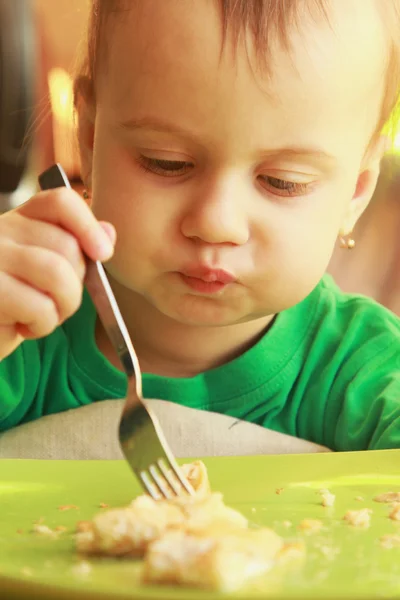 Petite fille mange des crêpes au fromage (nourriture pour enfants, bio — Photo
