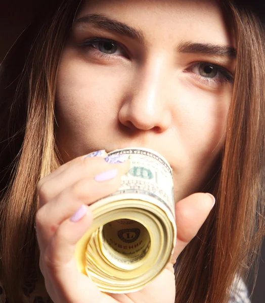 Monde à travers l'argent (portrait d'une jeune fille avec des dollars ) — Photo