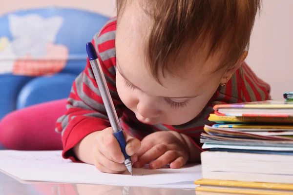 Formation continue (bébé fille apprend à écrire, le développement, l'éducation — Photo