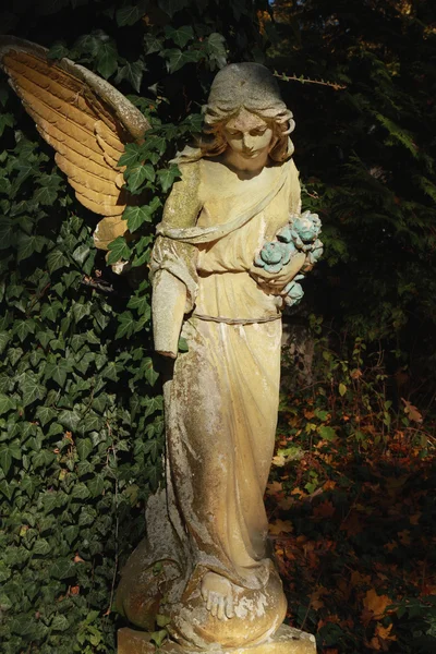 Imagen vintage de un ángel triste en un cementerio contra el fondo — Foto de Stock