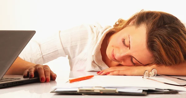 Moe vrouw slapen op de werkplek (buitensporige werk, overwerk, — Stockfoto