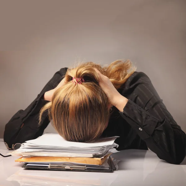 Moe en uitgeput vrouw die werkt met documenten (re — Stockfoto