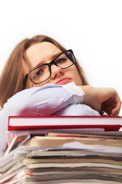 Moe en uitgeput zakenvrouw werken met documenten (psyc — Stockfoto