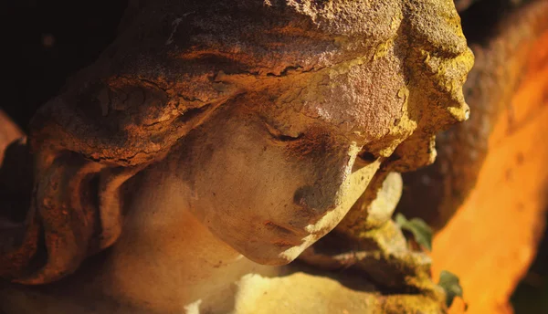 Majestuosa vista de la estatua del ángel dorado iluminado por la luz del sol . —  Fotos de Stock