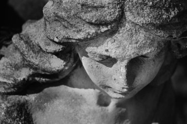 Adam karşı bir mezarlık üzücü bir melek Vintage görüntüsü