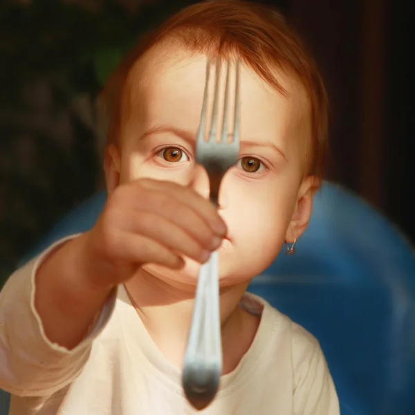 Bella bambina che tiene la forchetta — Foto Stock