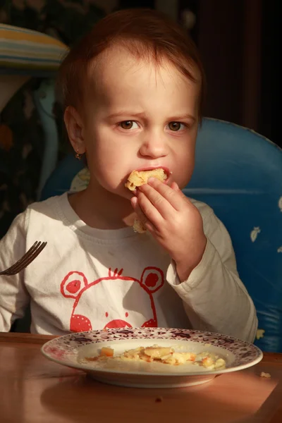 Petite fille mange des crêpes au fromage (nourriture pour enfants, bio ) — Photo