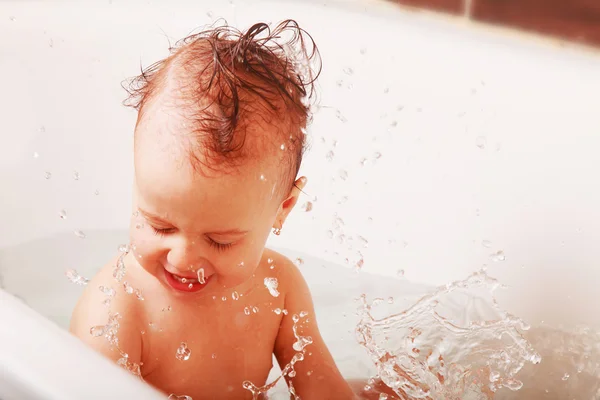 Beautiful baby girl playing with water in the bath — Stock Photo, Image