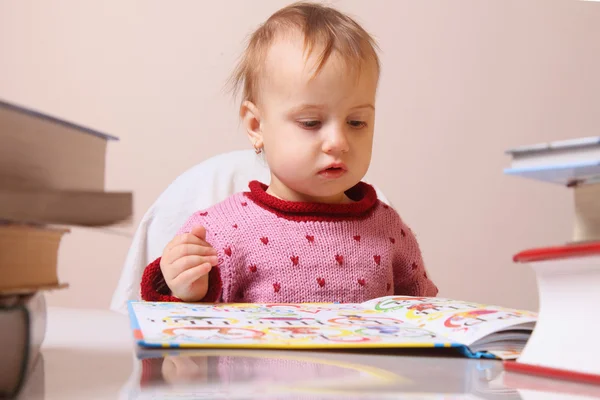 Kleines Mädchen liest ein Buch (Entwicklung, Bildung) — Stockfoto