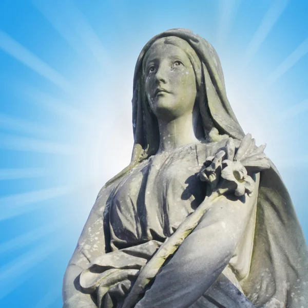 Statue der Jungfrau Maria in den Sonnenstrahlen — Stockfoto