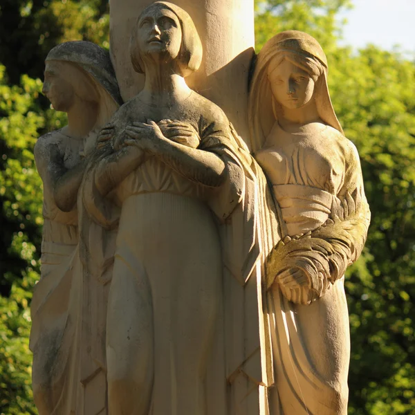 Estátua de três mulheres como símbolo do passado, presente e futuro — Fotografia de Stock