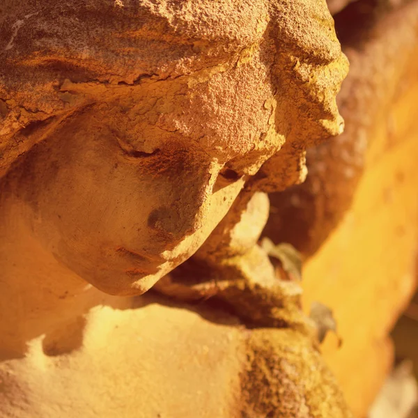 日光 (アンティーク像で黄金の天使) — ストック写真