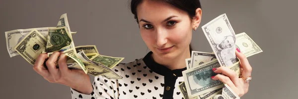 Κόσμο μέσω χρήματα (πορτρέτο ενός νεαρού κοριτσιού με δολάρια) — Φωτογραφία Αρχείου