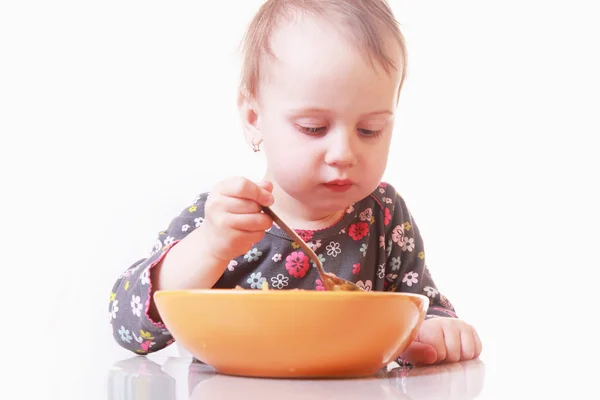 Pequena menina está com fome — Fotografia de Stock