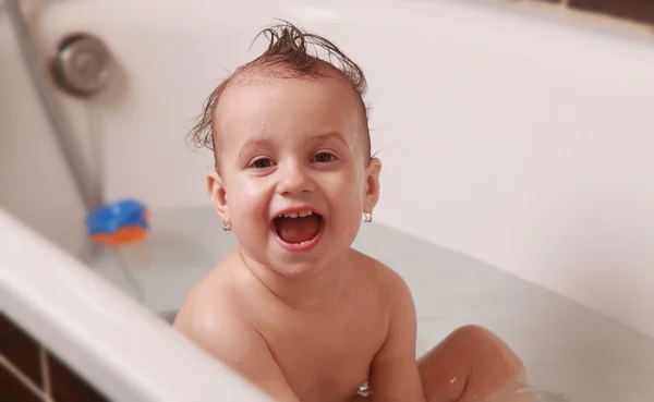 Ευτυχισμένο μωρό όμορφο κορίτσι στο μπάνιο — Φωτογραφία Αρχείου