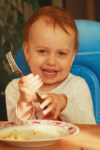 Belle bébé fille tenant fourchette — Photo