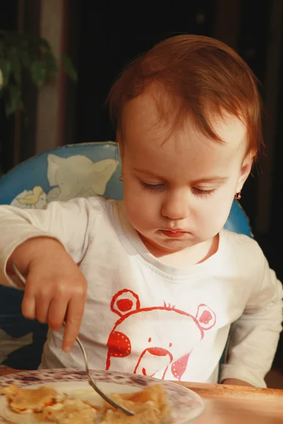 Bambina mangia frittelle con formaggio (cibo per bambini, bio — Foto Stock