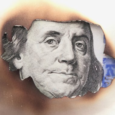 yanan kirli dolarlık banknot enflasyon ve finan bir sembolü olarak