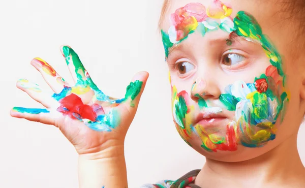 Menina bonito feliz com mãos pintadas coloridas — Fotografia de Stock