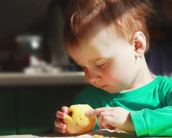 漂亮的女娃吃一个苹果 （生物食品、 卫生、 健康 lif — 图库照片