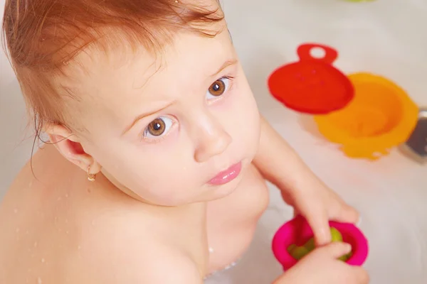 Beautiful baby girl playing with water in the bath — Stock Photo, Image