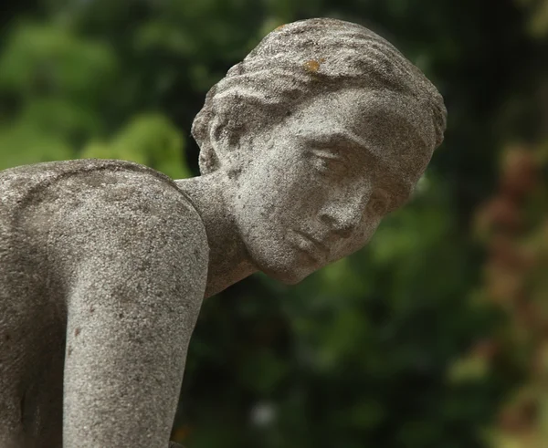 うつ病や悲しみの象徴として墓に女性の像 — ストック写真