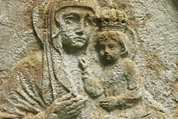 Beeld van de Maagd Maria met het kindje Jezus Christus in haar armen — Stockfoto