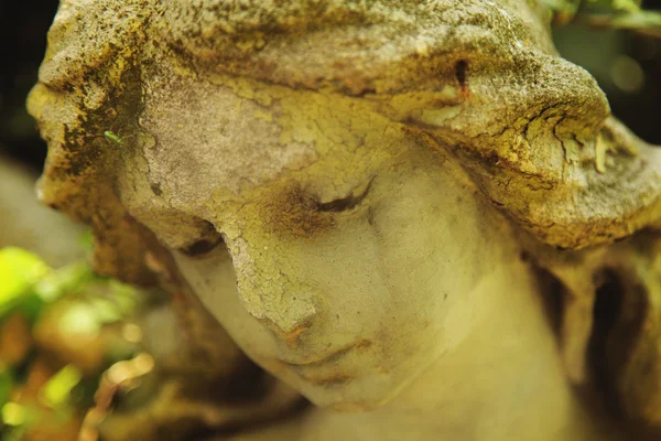 Ángel de oro (fragmento de estatua antigua ) — Foto de Stock