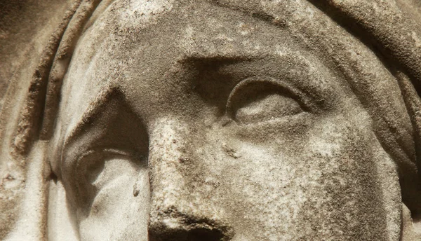 Rostro de la Virgen María (fragmento de estatua antigua ) —  Fotos de Stock
