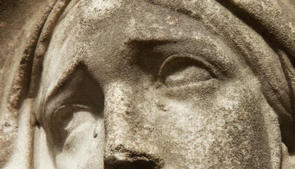 Volto della Vergine Maria (frammento di statua antica ) — Foto Stock