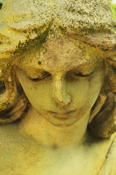 墓地 (アンティークの s のフラグメントの悲しい天使のヴィンテージ画像 — ストック写真