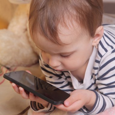 Akıllı telefon ile küçük güzel kız