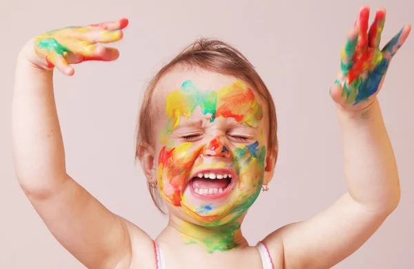 다채로운 그려진 손으로 행복 귀여운 소녀 — 스톡 사진