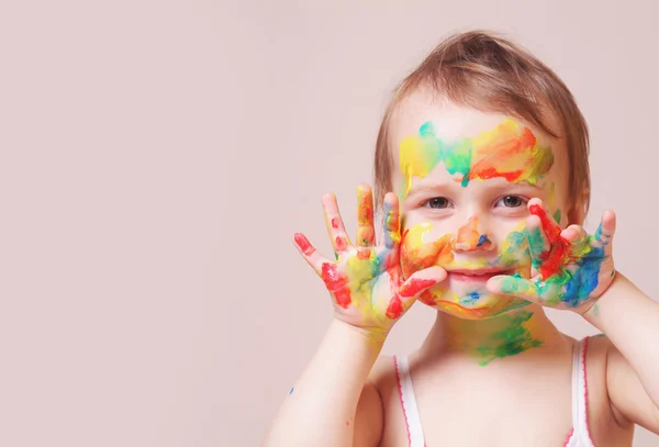 Menina bonito feliz com mãos pintadas coloridas — Fotografia de Stock