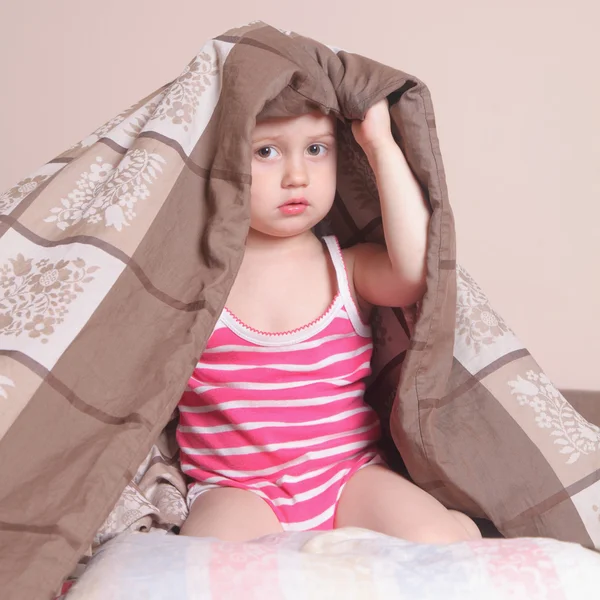 Hora de acostarse (jovencita acostada en la cama debajo de las sábanas ) —  Fotos de Stock