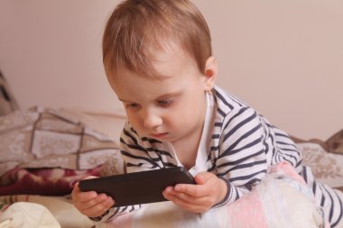 Akıllı telefon ile küçük güzel kız