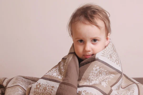 Hermosa niña preparándose para la cama —  Fotos de Stock