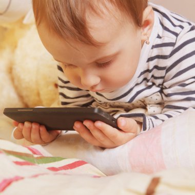 Akıllı telefon ile küçük güzel kız